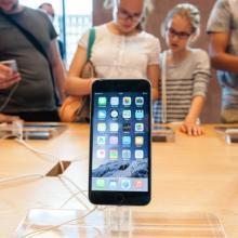 Thanks To New iPhones, Apple Beat Samsung In Smartphone Sales In Last Quarter Of 2014